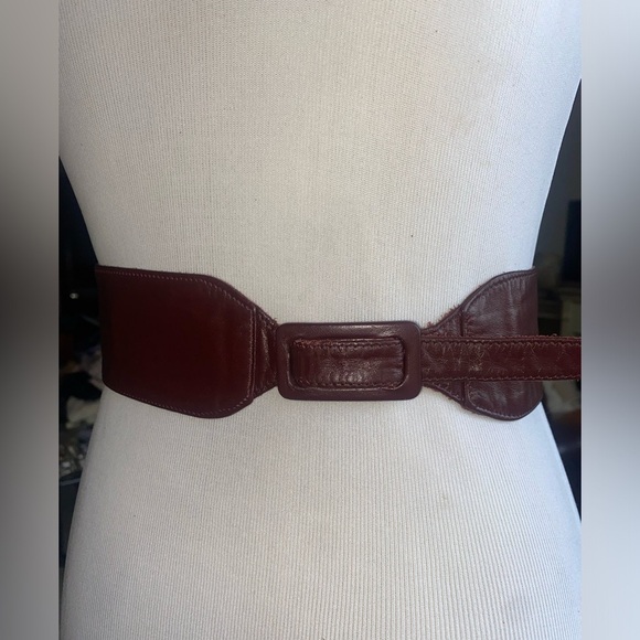 🌹 **Captivating Garnet Gemstone Leather Belt** 🌹 - Picture 4 of 7